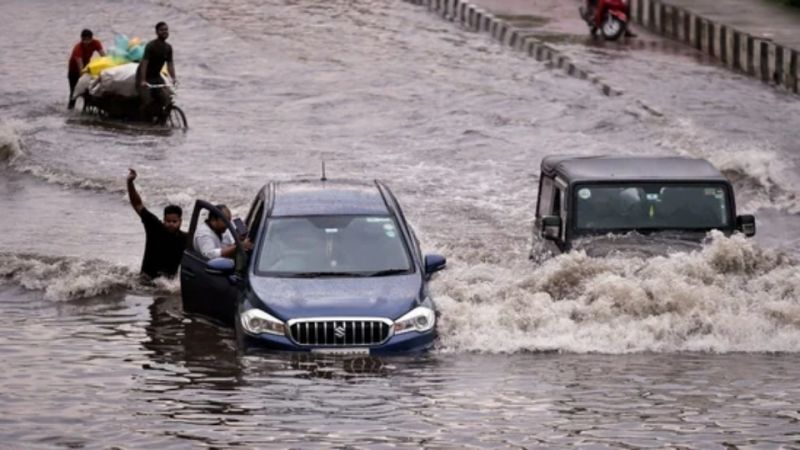 Delhi weather today: Heavy rain in Delhi-NCR, many roads submerged
