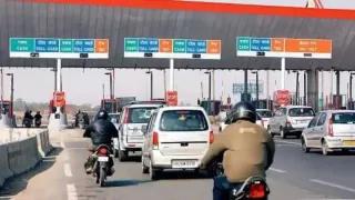 Kya Bike aur scooty par bhi lagega toll tax? Nitin Gadkari ne khud de diya jawab