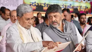 Siddaramaiah–DKS Unite in Dramatic Show After Karnataka Rift
