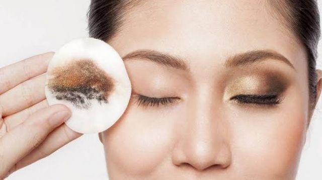 removing makeup Picture