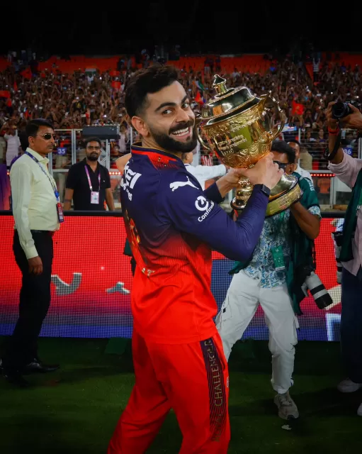 Virat Kohli HD Wallpaper with IPL Trophy 2025