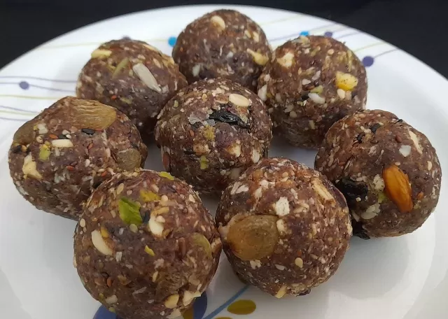 Ragi Laddoo With Dates Picture