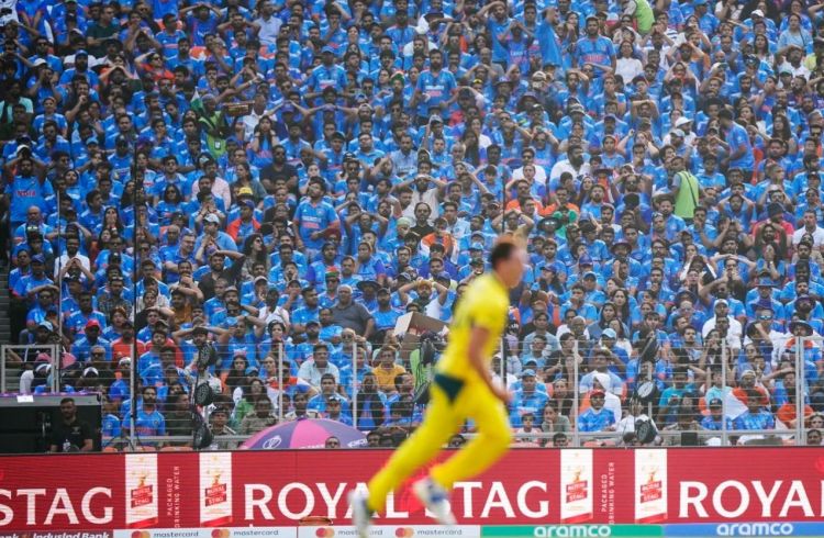 crowed Picture