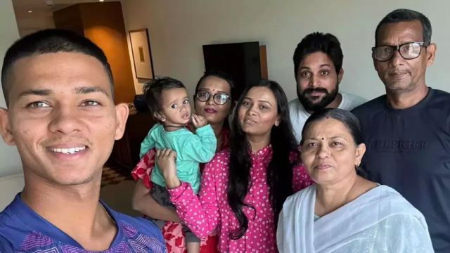 yashasvi jaiswal with his Brothers Picture