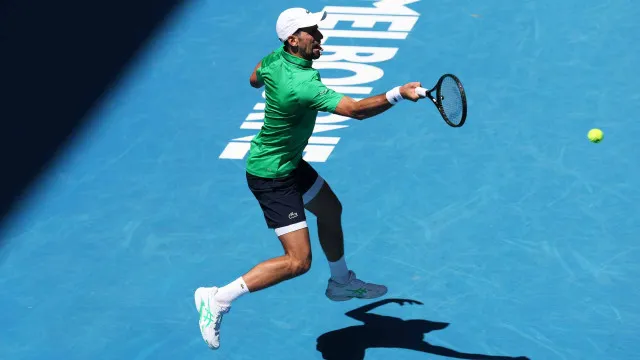 Djokovic in Control Moves Freely to Australian