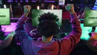 How Does Online Gaming in Sports Help Players Develop
