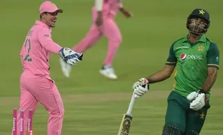 Quinton de Kock distracts Fakhar Zaman