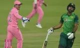 Quinton de Kock distracts