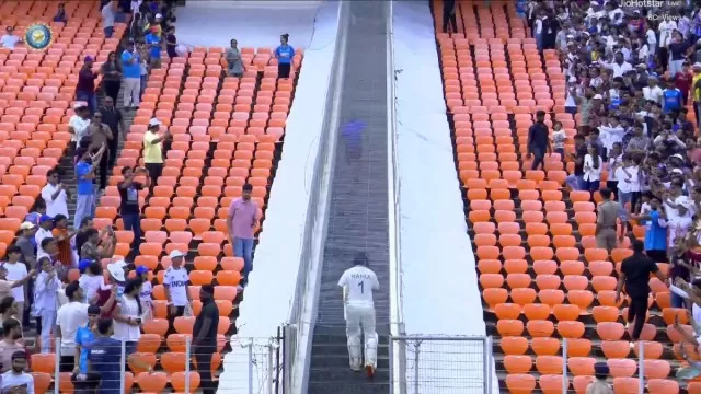Reason: Why are there no crowds in