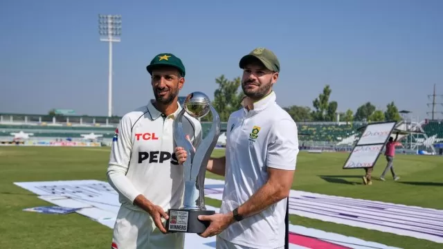 South Africa Thrashes Pakistan by 8 Wickets