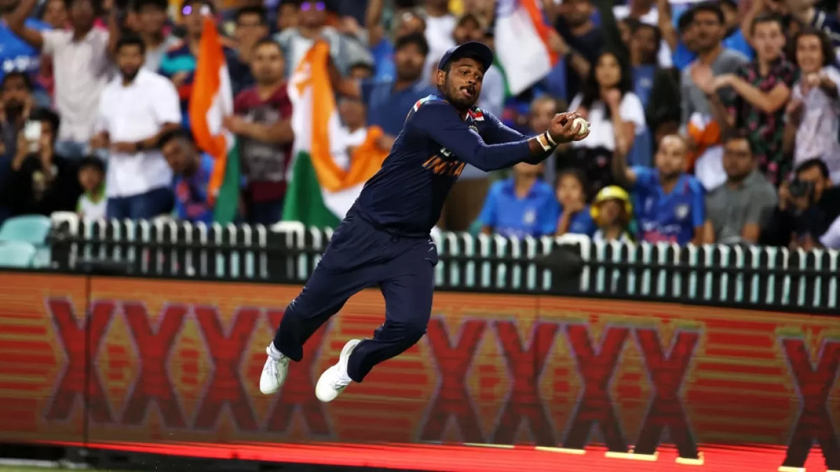 VIDEO: मैच के दौरान हवा में उड़कर Sanju Samson ने बचाया छक्का, लोगों ने कहा ‘SuperMan’
