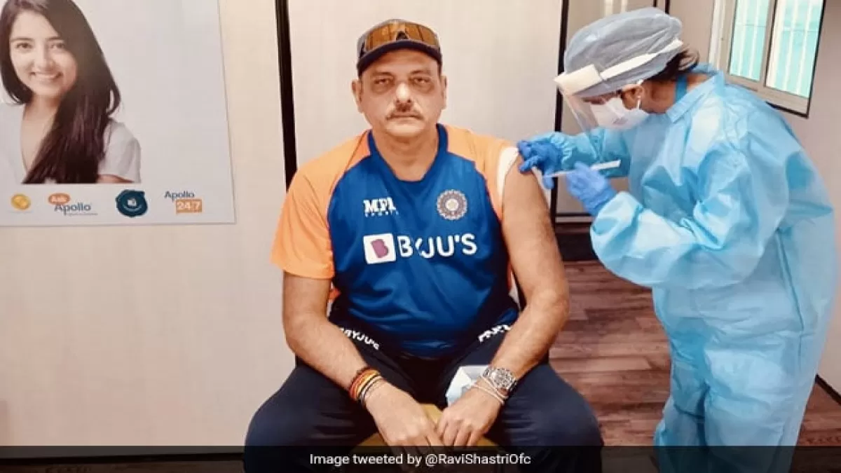भारतीय टीम के कोच रवि शास्त्री ने लगवाई कोविड वैक्सीन की पहली डोज, वैज्ञानिकों को कहा धन्यवाद.
