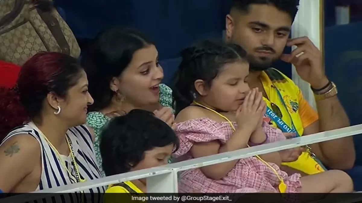 IPL 2021: पापा की टीम की जीत के लिए प्रार्थना करती दिखी धोनी की बेटी जीवा