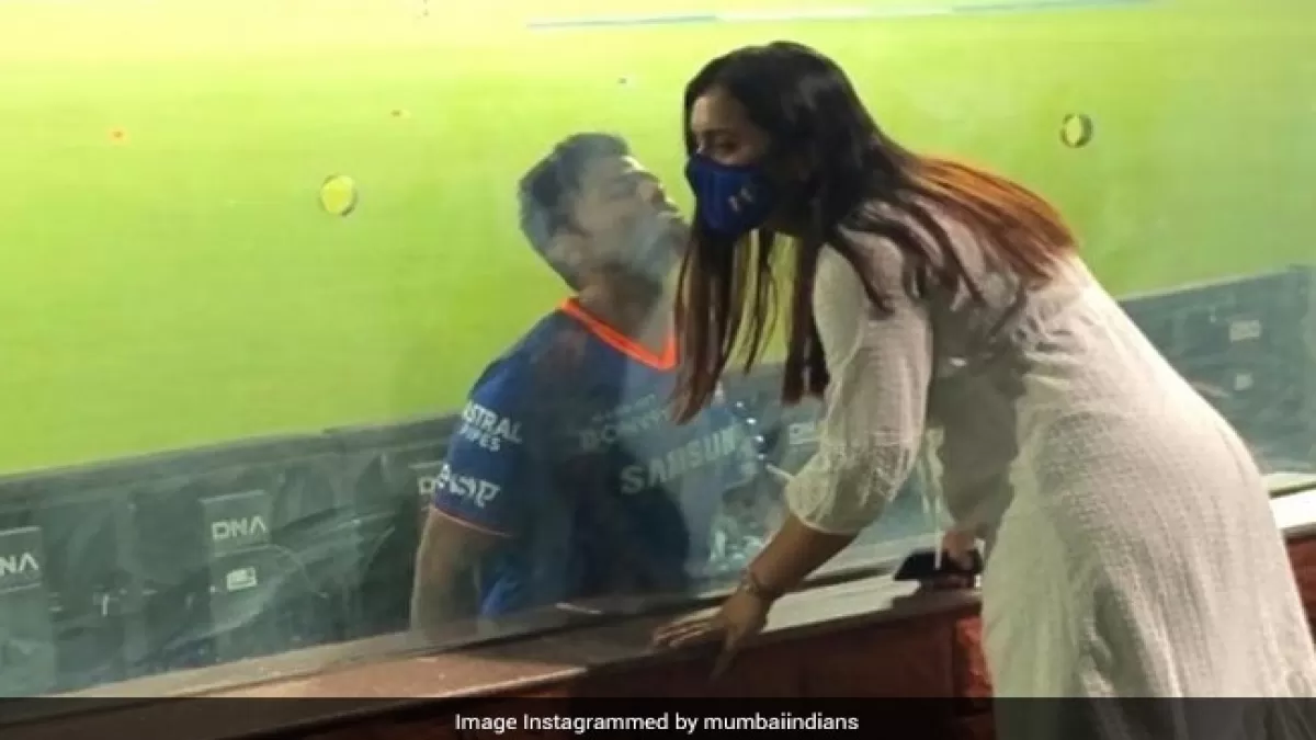 IPL 2021: RR से मिली जीत की खुशी में वाइफ को किस करने चले गए सूर्यकुुमार यादव, Photo ने जीता फैन्स का दिल