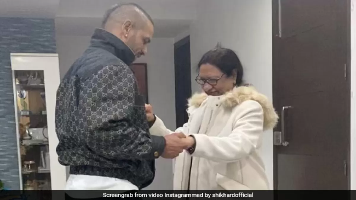 मां के जन्मदिन पर झूमकर नाचे शिखर धवन, देखें Video