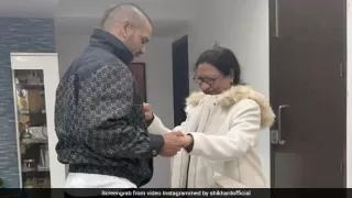 मां के जन्मदिन पर झूमकर नाचे शिखर धवन, देखें Video