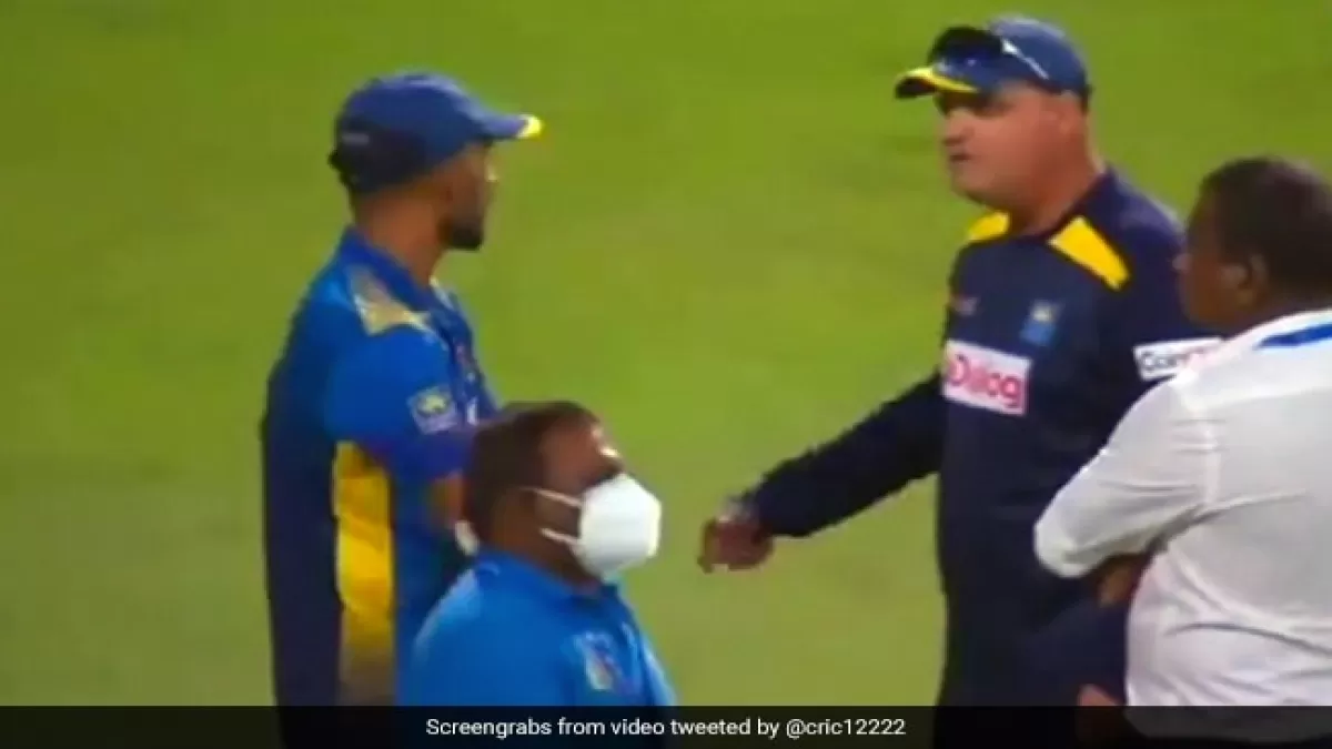 भारत से मिली हार से परेशान हो उठे श्रीलंकाई कोच, मैदान पर ही अपने खिलाड़ी से उलझे- Video