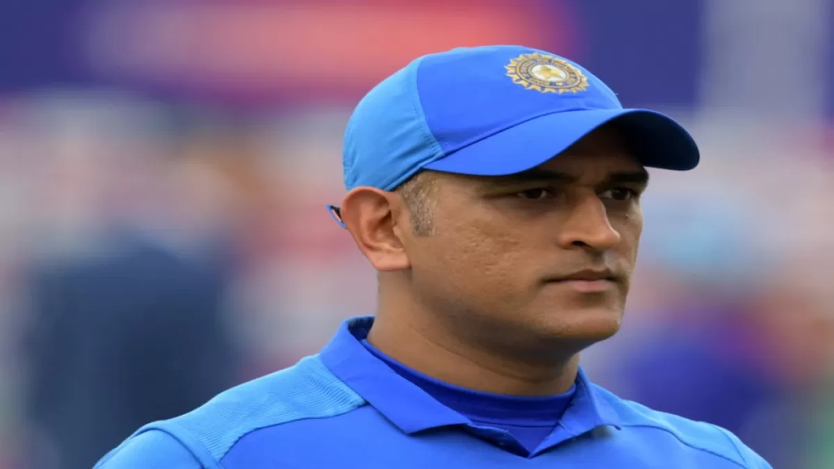 MS Dhoni केक काटकर महेंद्र सिंह धोनी ने मनाया 41वें बर्थडे का जश्न