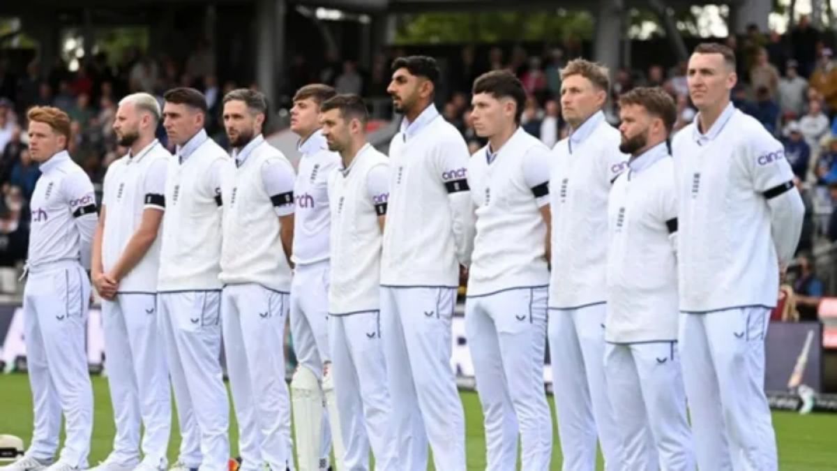 Why did the players wear black bands in the ENG and SL first Test match?