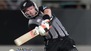 Tim Seifert hits 4 huge sixes in one over from Shaheen Afridi