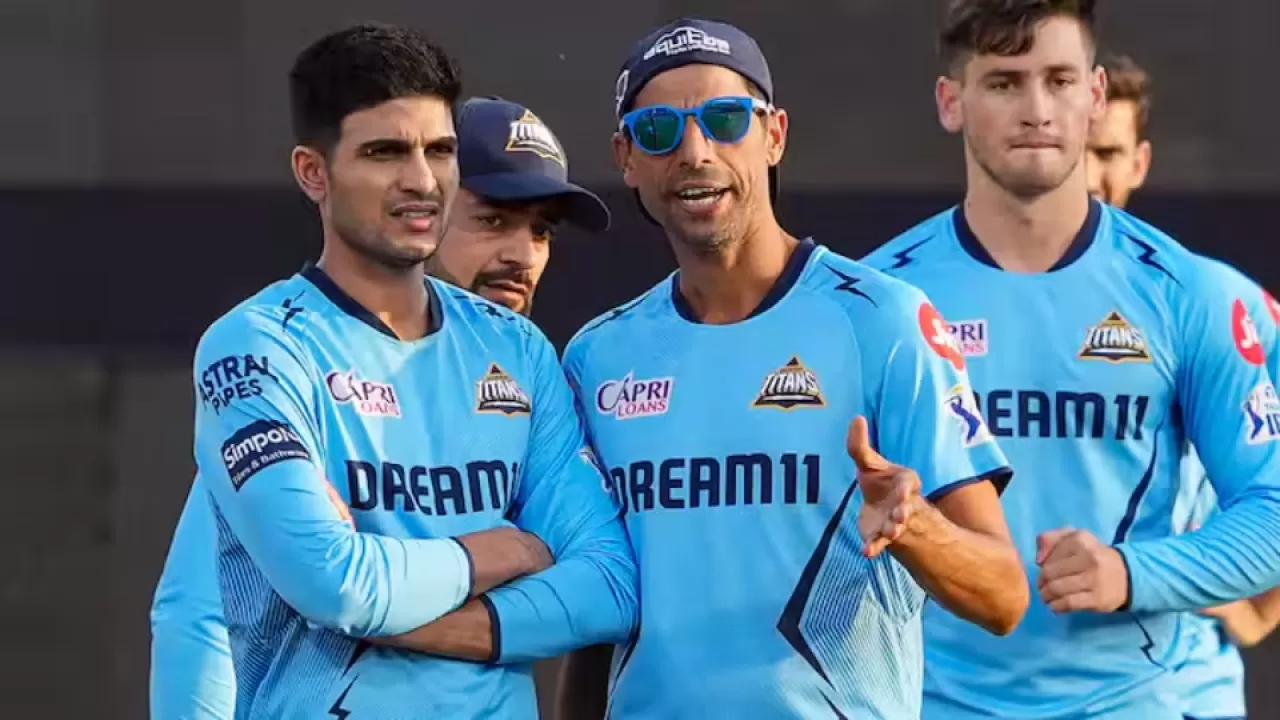 What did Gujarat Titans coach Ashish Nehra say to Shahrukh Khan?