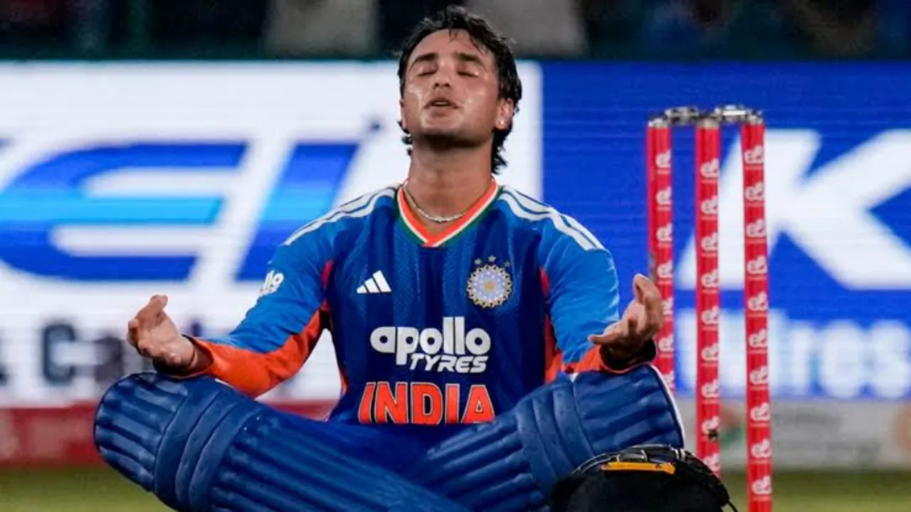 अभिषेक शर्मा ने विदेशी सरजमीं पर ठोका सबसे तेज टी20 शतक, 35 गेंदों में तोड़ा वर्ल्ड रिकॉर्ड