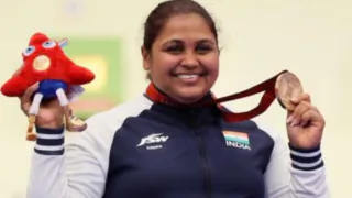 कौन हैं मोना अग्रवाल, जिन्होंने शूटिंग