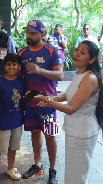 A female fan ran to Picture