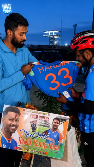 Hardik Pandya met the fan Picture