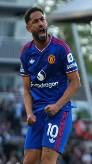 Manchester United score late to draw
