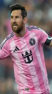 Messi scores first goal since father`s
